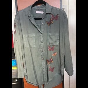 🆕 NWT 🦋Button down shirt with butterflies